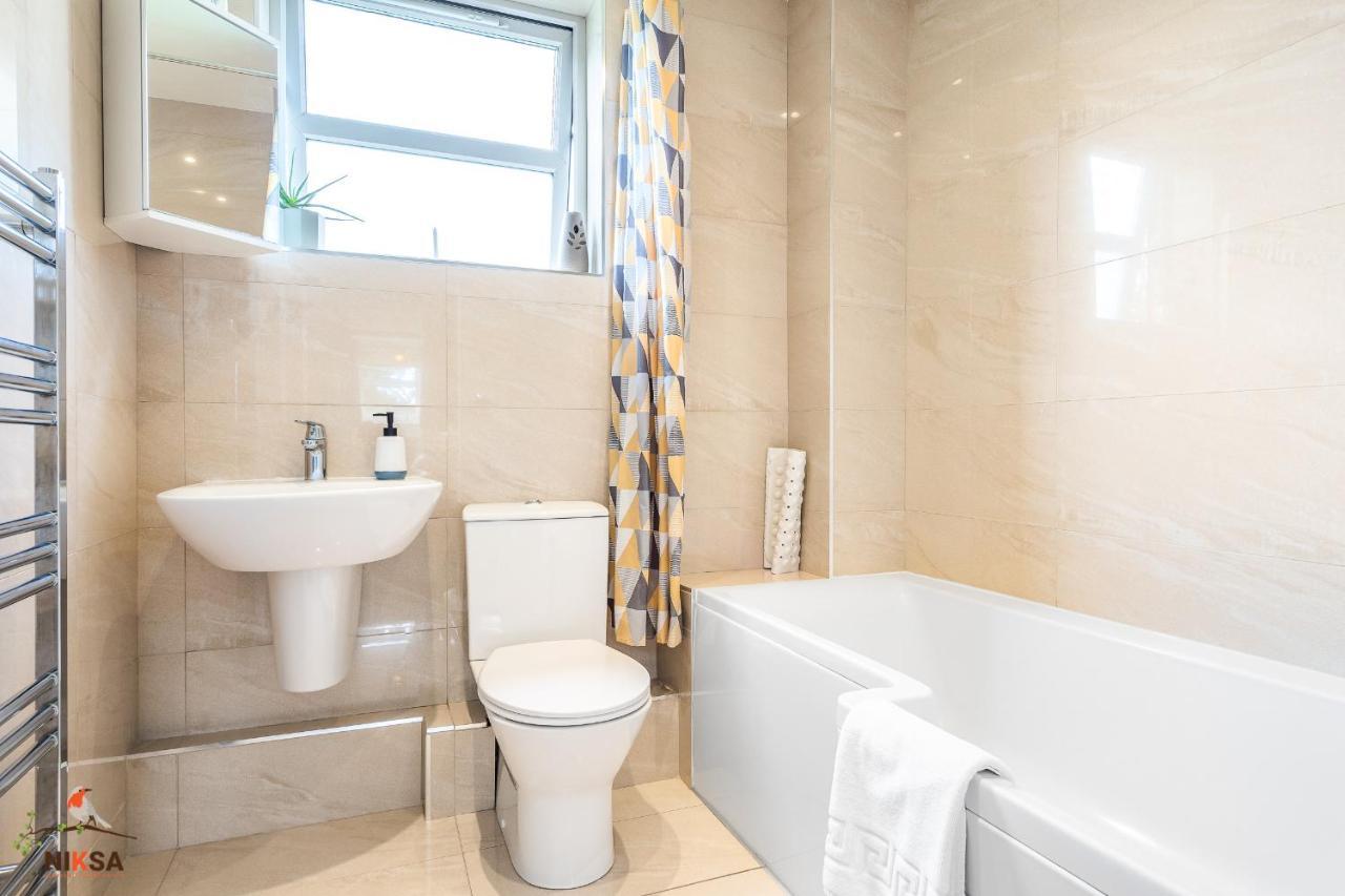 Niksa Serviced Accommodation - 3 Bedroom House Вэлвин Гарден Сити Экстерьер фото