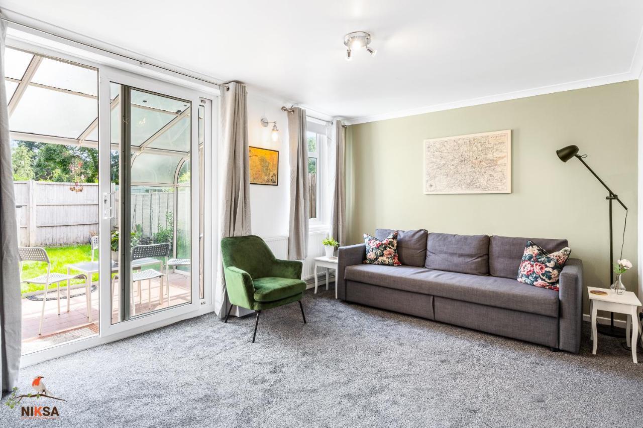 Niksa Serviced Accommodation - 3 Bedroom House Вэлвин Гарден Сити Экстерьер фото
