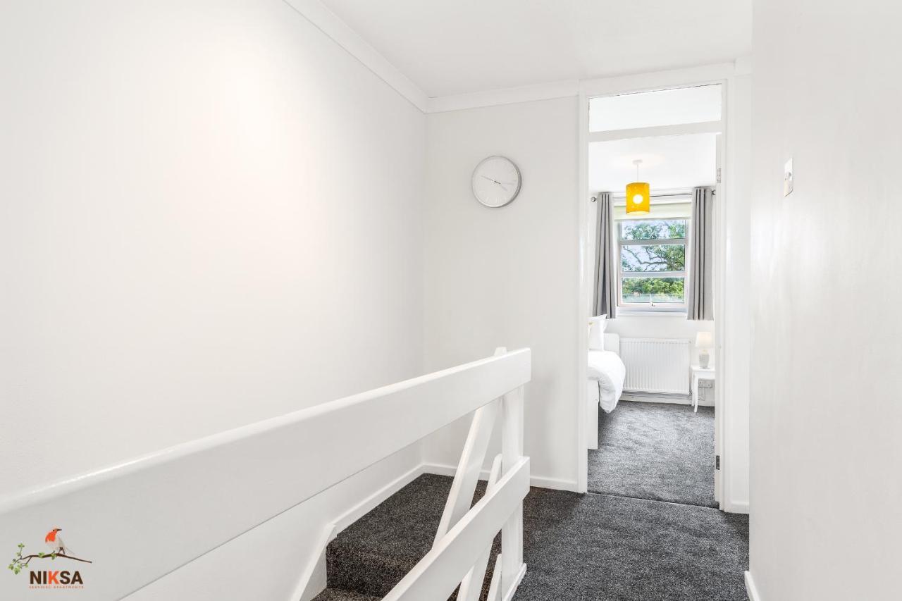 Niksa Serviced Accommodation - 3 Bedroom House Вэлвин Гарден Сити Экстерьер фото